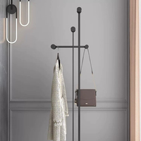 Porte-vêtements multi-niveaux en métal sur pied avec base en marbre, barre transversale asymétrique, support de suspension pour vêtements avec crochets ronds