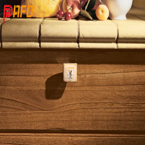 منتج جديد تصميم فاخر من الخشب الصلب على الطراز الأوروبي لخزائن المطبخ باللون البني - Product Image 5