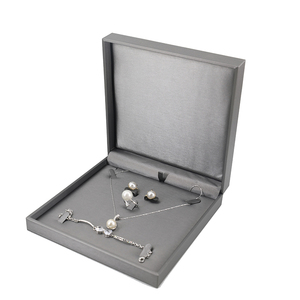 Échantillon gratuit <span class=keywords><strong>prix</strong></span> de gros étui à bijoux en cuir PU gris personnalisé boîte d'emballage de bijoux de luxe gris collier bague bracelet - Product Image 4