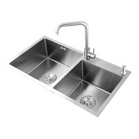 Wastafel dapur modern persegi dari stainless steel dengan dua bak dan keran tarik untuk dapur kecil