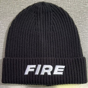 Unisex Tùy Chỉnh <span class=keywords><strong>Skull</strong></span> Dệt Kim Bobble Hat Kim Loại Vá Logo Mùa Đông Mũ Ấm Nhà Máy Bán Buôn Cho Bãi Biển Kinh Doanh Acrylic Chất Liệu - Product Image 3
