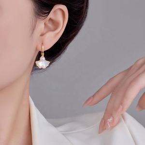 Pendientes de Perlas de Imitación con Diseño Geométrico de Latón de Alta Gama, Regalo de Perlas Cultivadas de Lujo para Mujeres con Sentido de la Moda - Product Image 3