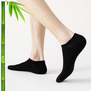 Calcetines tobilleros de fibra de bambú transpirables a precio bajo al por mayor, calcetines informales de negocios con logotipo personalizado, lisos, sin mostrar, carbón de bambú de corte bajo - Product Image 1