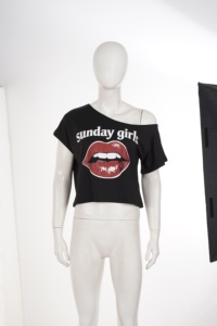 T-shirt graphique Y2K pour femme, crop top asymétrique à épaules dénudées avec imprimé lèvres rouges, streetwear décontracté à manches courtes - Product Image 6