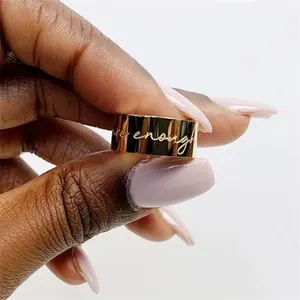 Отличное качество пользовательских цитаты она бесстрашный широкая полоса кольцо 18k Золотое кольцо для женщин ручной набор колец для женщин и мужчин, не тускнеет ювелирные изделия