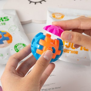 Mini <span class=keywords><strong>cube</strong></span> magique intelligent en plastique à assembler, jouet éducatif de construction empilable DIY 2x2x4, développement du QI nostalgique pour garçons de 14 ans - Product Image 2