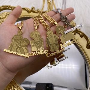 Collier pendentif tendance en acier inoxydable hypoallergénique plaqué or 18 carats avec gravure de portrait personnalisée et texte pour femme - Product Image 1