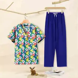 2025 कस्टम लुभावनी अस्पताल नर्सिंग स्क्रब सूट शीर्ष + पैंट त्वचा के अनुकूल थोक सुंदर मुद्रित स्क्रैब वर्दी सेट - Product Image 2