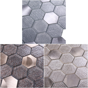 Phật Sơn Nhà Máy Mosaico Không Thường Xuyên Tổ Ong <span class=keywords><strong>Brushed</strong></span> Aluminum Gạch Tuyến Tính Long Lanh Màu Xám Vàng Kim Loại Thủy Tinh Bằng Tia Nước Hexagon <span class=keywords><strong>Mosaic</strong></span> - Product Image 2