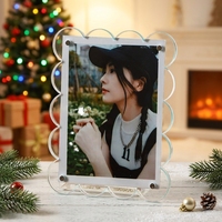 Cadre photo rectangulaire moderne en acrylique et fer avec design incurvé transparent, support de table élégant pour la décoration de la maison/du bureau
