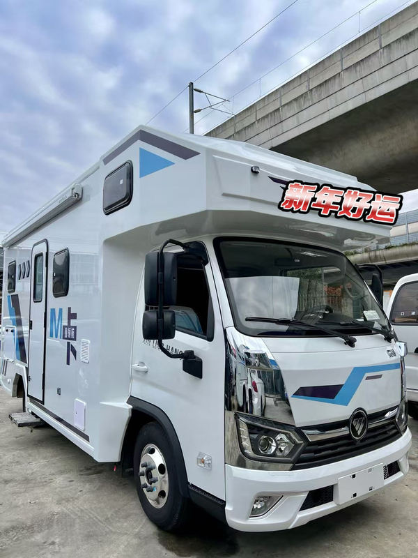 RV Motorhome for Distance Road Tripping