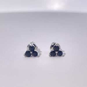 Boucles d'oreilles géométriques en laiton plaqué or Tianyu Gems pour femmes avec trois pierres en zircon cubique noir, design classique et élégant - Product Image 2