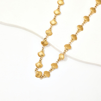 Collier classique en acier inoxydable avec perles dorées, perles géométriques fines mates espacées, chaîne fine, fermoir mousqueton, rallonge, style Coucher de soleil côtier