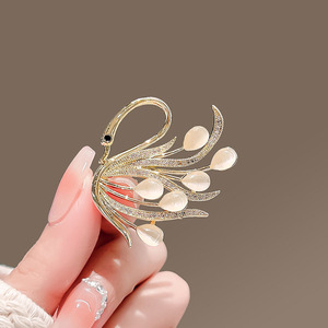 Venta al por mayor de lujo de estilo europeo flor perla Pin broche vestidos de mujer y broches de traje - Product Image 5