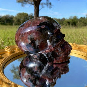 Calaveras de cristal de granate talladas a mano, naturales, al por mayor, para regalo - Product Image 2