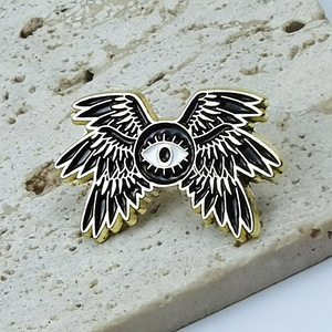 Spilla Personalizzata a Forma di Occhio Celeste a Sei Ali, Distintivo in Metallo Verniciato a Forno per Abbigliamento e Zaino, Accessorio Retro per Petto - Product Image 4
