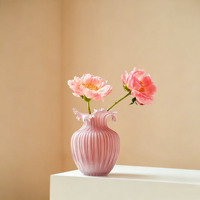 Premium Leicht Luxuriöse Rosa Handgeblasene Glasvase, Klassisches Französisches Design, Dekorative Blumenvase als Wohnzimmer-Dekoration