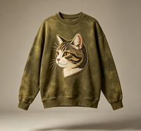 Sweat-shirt à col rond tie-dye olive avec broderie chenille portrait de chat, en polaire oversize, coupe ample et carrée, style streetwear rétro