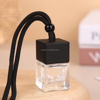 Diffuseur de parfum de voiture élégant de forme carrée de 8ml suspendu bouteille de parfum en verre couvercle en bois noir accessoire intérieur pour intérieurs de voiture