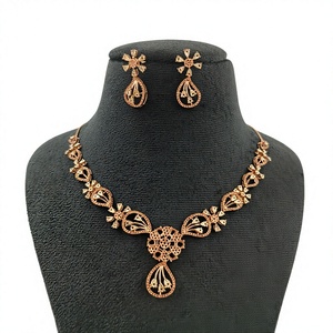 Ensemble collier tendance en or rose avec diamants naturels taille brillant, monture élégante pour cérémonies de mariage et fiançailles féminines - Product Image 1