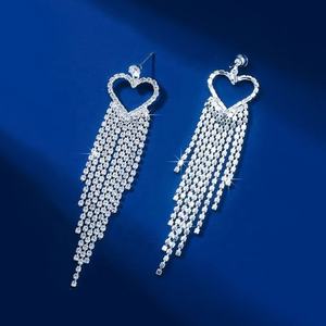 Pendientes Largos de Moda Europea y Americana con Diseño de Mariposa, Borla de Melocotón Exagerada, Cadena de Garra con Diamantes de Imitación - Product Image 5