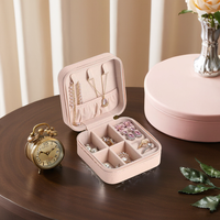 Boîte à bijoux de voyage en cuir Saffiano rose avec logo personnalisé, organiseur de bijoux portable à motif croisé, mini étui de rangement