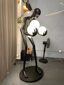 Lampe sur pied LED moderne en forme de sculpture tenant une <span class=keywords><strong>boule</strong></span>, base E27, construction en résine, abat-jour en verre, haute luminosité pour hall d'hôtel et exposition - Product Image 3