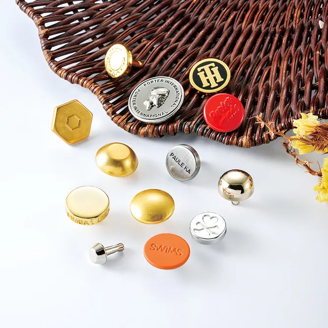 Özel altın Logo çiviler perçinler Metal giysi düğmesi kot Metal baskı giyim için düğme Metal düğme perçin deri çanta için