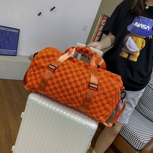 กระเป๋าเดินทางลายสก๊อตซีร์ซัคเกอร์แฟชั่นใหม่ สำหรับเดินทางค้างคืน ความจุขนาดใหญ่ แยกส่วนเปียกและแห้ง ใช้ได้กับโยคะ กีฬา และฟิตเนส - Product Image 6