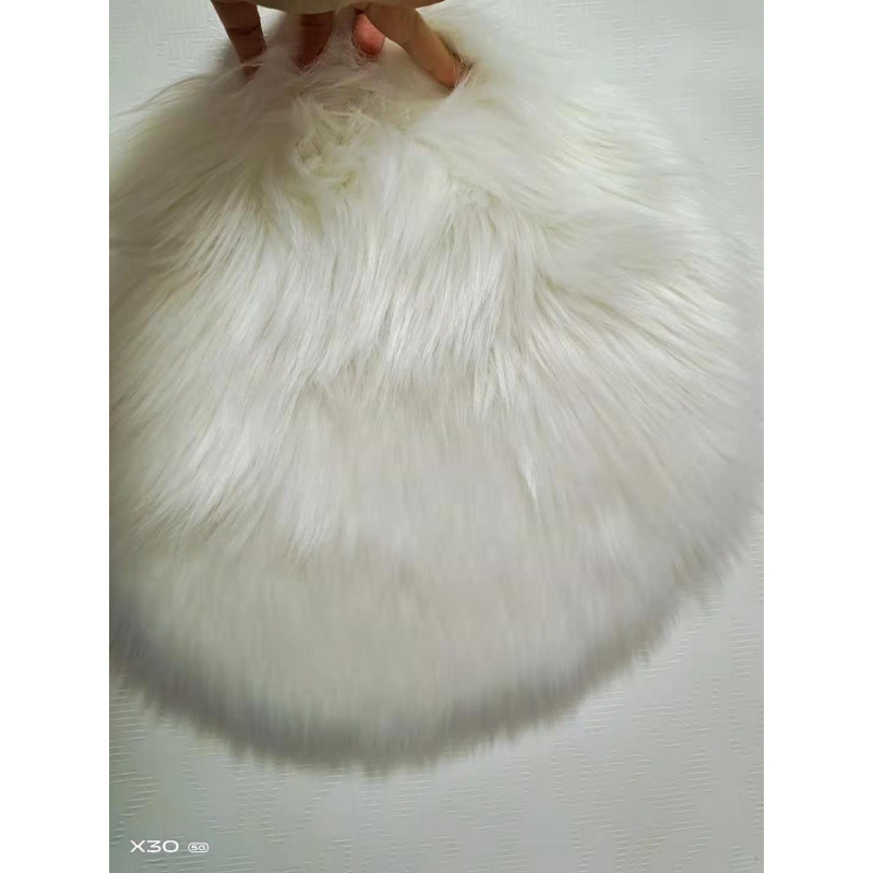 Quatre coussins en peluche blancs -- Dongxu