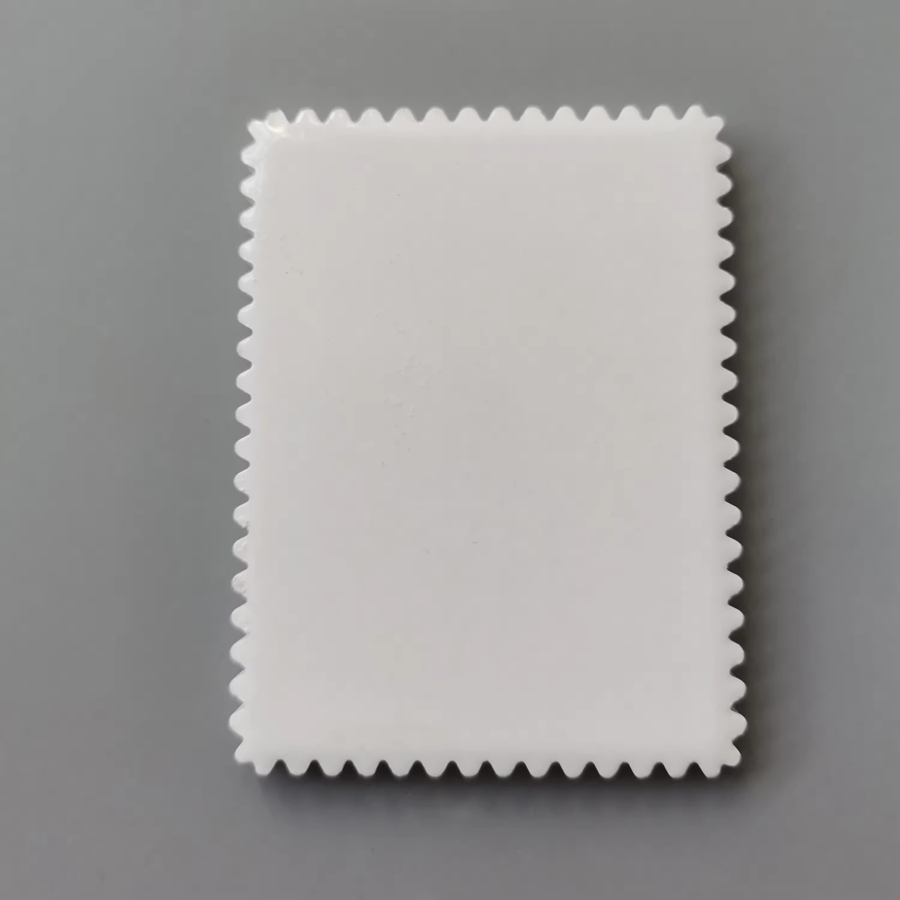 White 6*8cm Rectangle Serrated edge