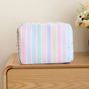 Trousse de Maquillage Personnalisée pour Femme <span class=keywords><strong>en</strong></span> Toile Colorée, Sac Cosmétique de Voyage Rayé Tendance avec Fermeture Éclair et Volants - Product Image 1