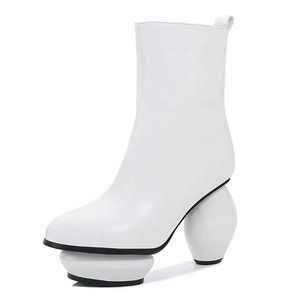 Botines de tacón redondo único para mujer, de charol plateado, con plataforma alta, botines cortos personalizados con decoración de leopardo y detalles metálicos. - Product Image 3