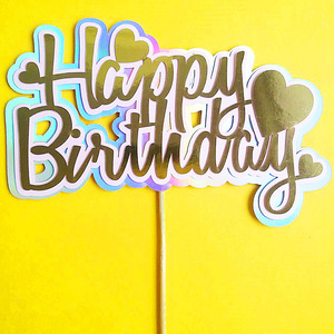 Adorno de pastel de acrílico iridiscente con forma de corazón dorado para decoración de pasteles, con mensaje de feliz cumpleaños y dulzura. - Product Image 3