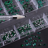 Kit Strass 2000+ Pièces Gemmes Professionnelles pour Ongles, 20 compartiments plats avec Boîte et Crayon Cire