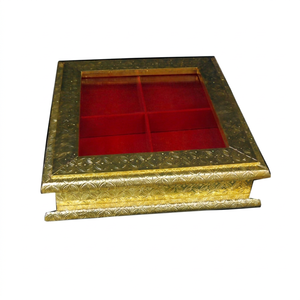 Boîte à bonbons indienne en bois poli imitation antique à quatre compartiments de forme carrée pour fête, mariage, Diwali - Product Image 1