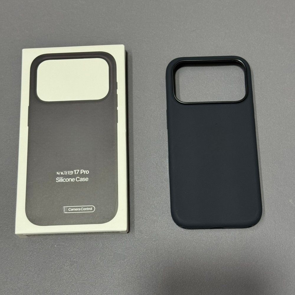 Black with logo lanyard hole Boxed