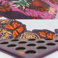 Palette de fards à paupières personnalisée en papier violet écologique avec finition mate, doublure en éponge et estampage à chaud pour cadeau de marque de beauté