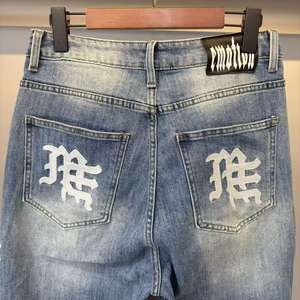 <span class=keywords><strong>Jeans</strong></span> Denim da <span class=keywords><strong>Uomo</strong></span> 2026 di Lusso, Nuovi Pantaloni Ricamati Firmati, Modello Baggy Dritto Hip Hop, Collezione Mixed Emotion - Product Image 4