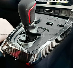 Para Toyota GR Yaris GXPA16 Gen 2 facelift, moldura exterior del contorno de la palanca de cambios (tipo adhesivo) para volante a la izquierda, freno de mano estándar. - Product Image 2