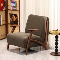 Fauteuil de loisirs écologique de style Mid-Century, rembourré en tissu bouclé, avec accents en bois de frêne blanc et pieds en bois massif, idéal pour la salle à manger