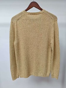 Suéter minimalista hecho a mano de cuello redondo beige en tejido de textura suave logotipo frontal de estilo informal para una comodidad diaria sin esfuerzo - Product Image 2