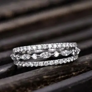 新しいハンドジュエリーファッションプレーンシルバーリング婚約結婚指輪シンプルな中空ジルコニアダイヤモンドリング女性用