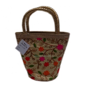 Sac à main de créateur de couleur crème avec broderie rose pour anniversaire, mariage, fête - Product Image 1