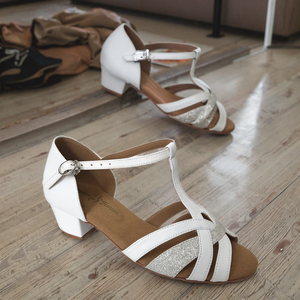 <span class=keywords><strong>Chaussures</strong></span> <span class=keywords><strong>de</strong></span> <span class=keywords><strong>danse</strong></span> <span class=keywords><strong>de</strong></span> sport blanches pour enfants pour la formation <span class=keywords><strong>de</strong></span> <span class=keywords><strong>chaussures</strong></span> <span class=keywords><strong>de</strong></span> <span class=keywords><strong>danse</strong></span> latine conçues pour les filles - Product Image 1