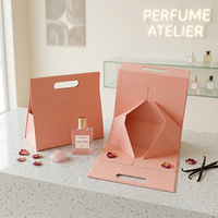 Boîte magnétique triangulaire pliable en carton écologique de luxe avec logo personnalisé UV et poignée pour emballage de parfum haut de gamme
