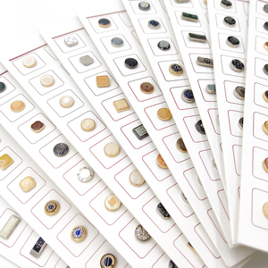 กระดุมโลหะแบบสั่งทำ OEM สำหรับเสื้อคลุมโทบ  วัสดุโลหะผสมสังกะสี  พร้อมโลโก้  กระดุมแป๊กตกแต่ง - Product Image 1