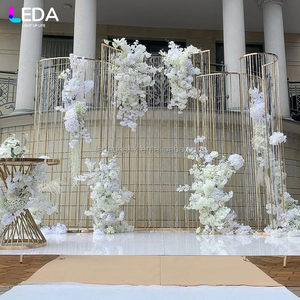 LEDA Bodas y Eventos, Nuevo Arco Metálico Rectangular Dorado Moderno con Cadena de Cuentas y Flores Colgantes - Product Image 4