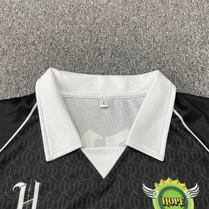Maillot de football noir respirant en maille avec logo de club de football imprimé par sublimation personnalisée