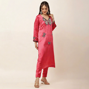 Conjunto de Kurti y pantalón de satén rosa bordado para mujer, traje étnico indio hermoso con trabajo de mariposas, cuentas, lentejuelas y detalles de ancla. - Product Image 1